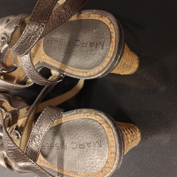 Marc Fisher metallic pewter wedge sandal 7.5 - Picture 3 of 5